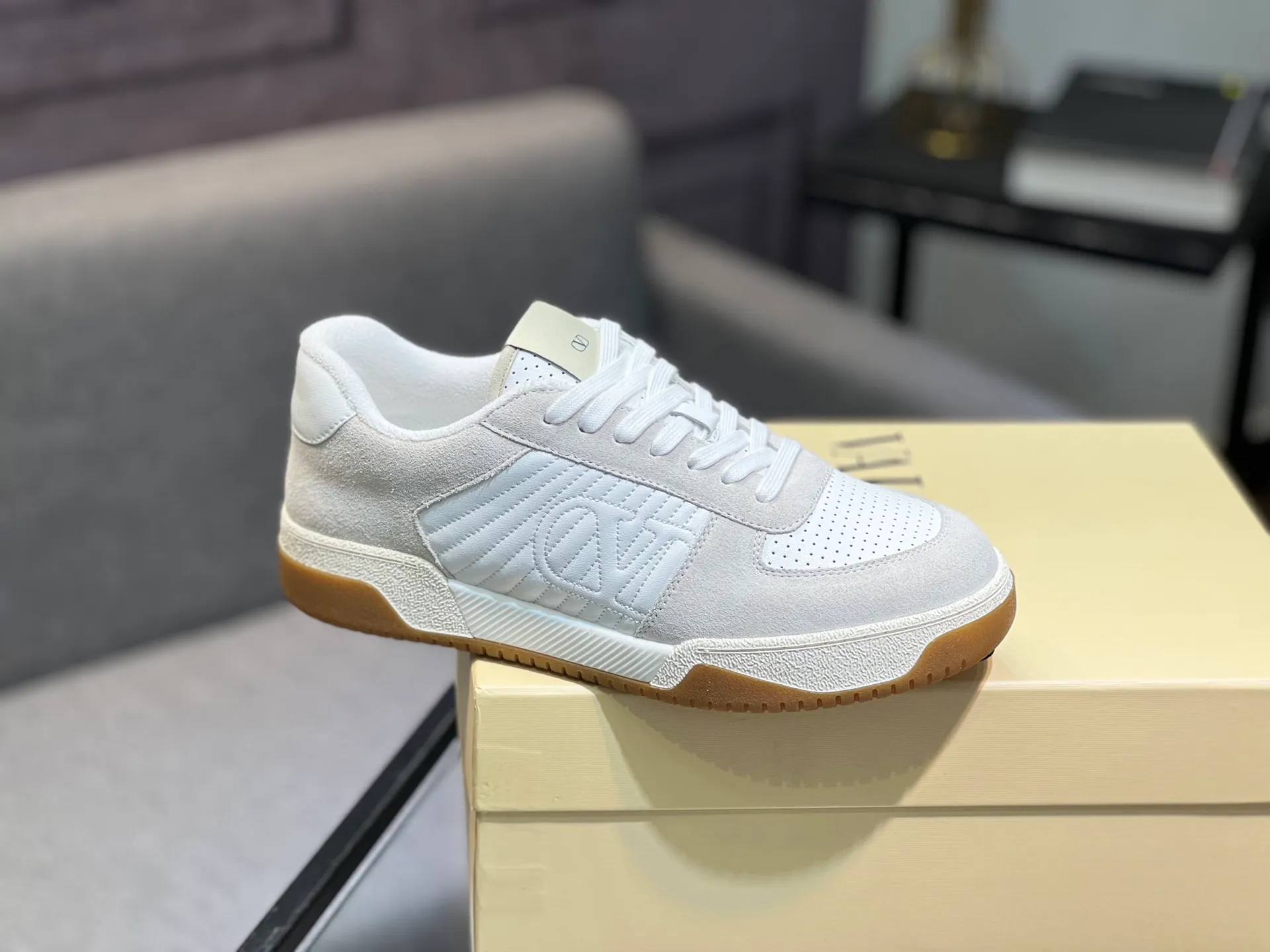 Men's shoes 💰720 VALENTINO Valentino 2025 popular casual sports shoes! 👍Fabric: Original custom punched + full-grain cowhide 👍Feet: cowhide + V-mark special injection insole (original 1:1) 👍Outsole: TPR+raw rubber combination wear-resistant outsole 👍Packaging: original beige full set of noble counter packaging 👍Code number: women's 35-41, men's 38-45 women's 40.41 men's 45.46 customized